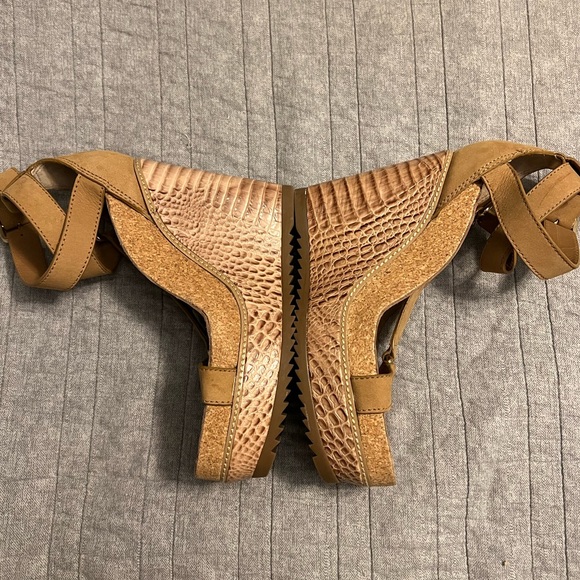 Tory Burch Wedge Sandals Sz 9 - Tan - Picture 12 of 13